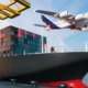 Transporte intermodal: um caminhão, um navio e avião dispostos lado a lado em um porto