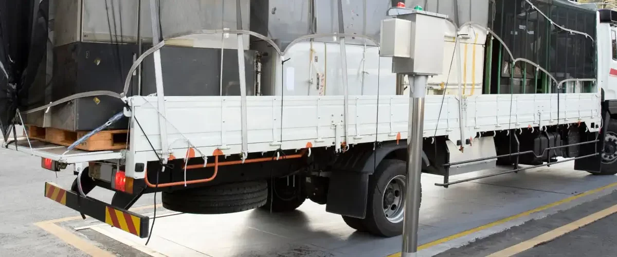 Carga de caminhão: caminhão bem carregado fazendo pesagem