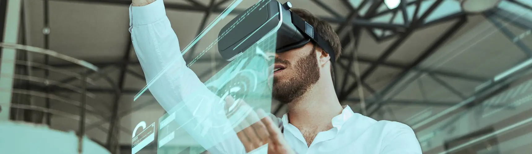 Transformação digital na logística: homem com óculos de realidade virtual arrasta imagens com as mãos