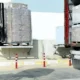 Capacidade de carga: um caminhão é carregado por uma empilhadeira