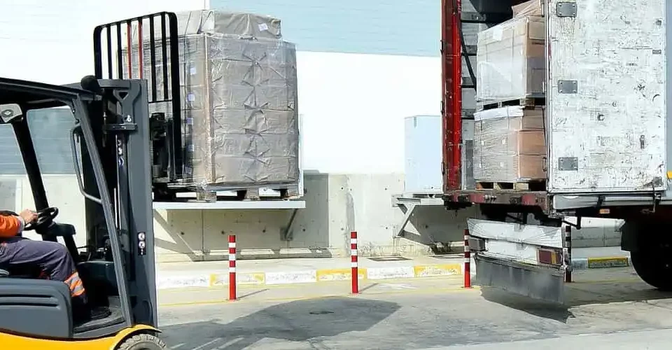 Capacidade de carga: um caminhão é carregado por uma empilhadeira