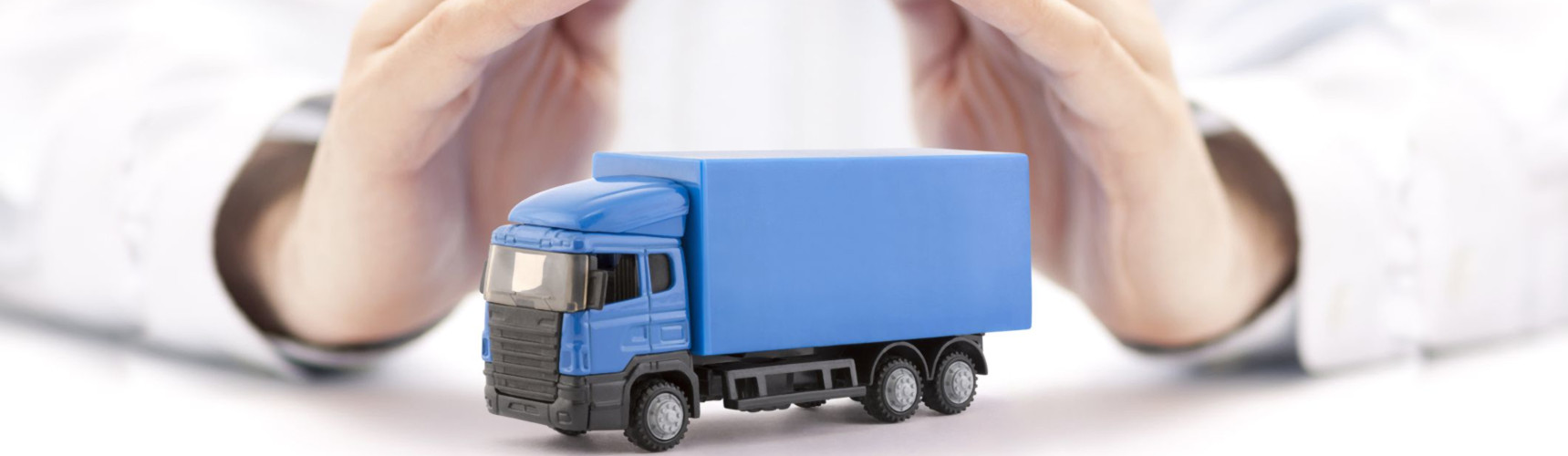 O que é rctr-c: duas mãos acima de um caminhão de brinquedo fazem sinal de proteção ao veículo