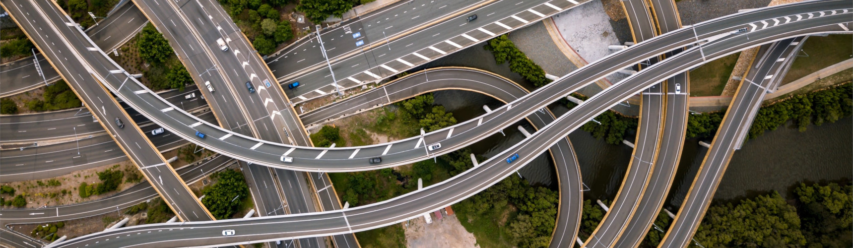 Como funciona o sistema antt: uma imagem aérea mostra um sistema de conexões de várias rodovias.