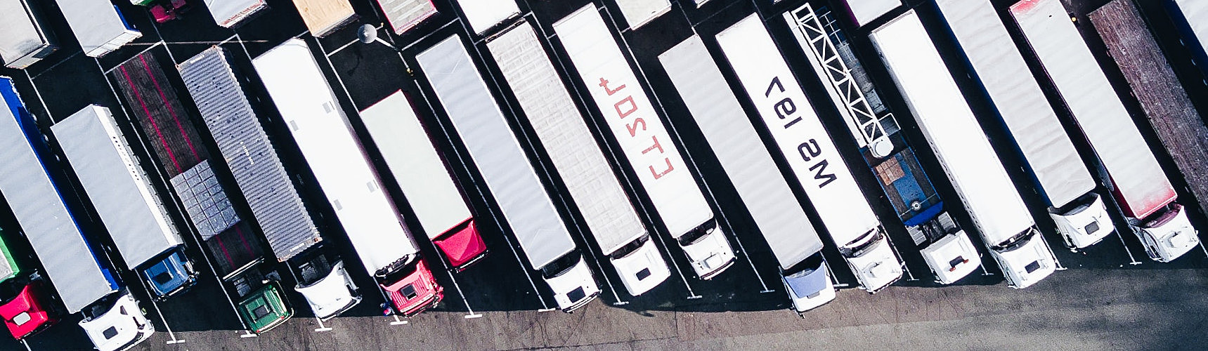 Capacidade de peso e carga dos caminhões: imagem aérea de varios caminhões estacionados