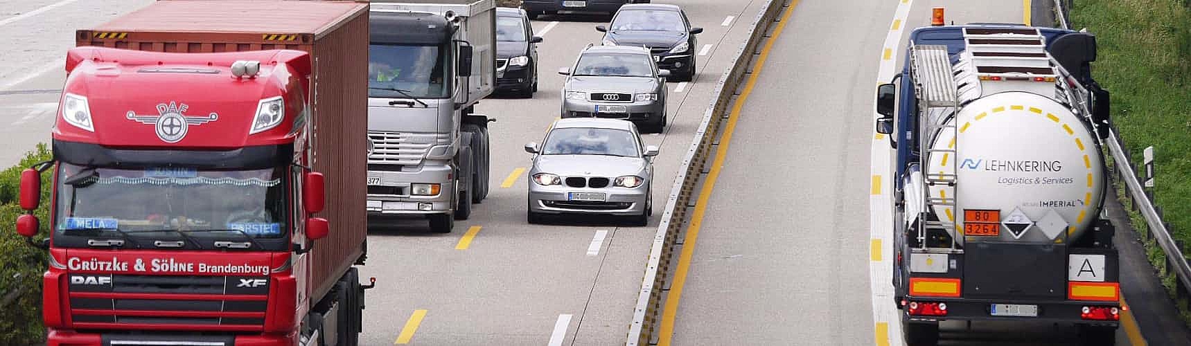 ciot transporte: veículos transitam em rodovia movimentada