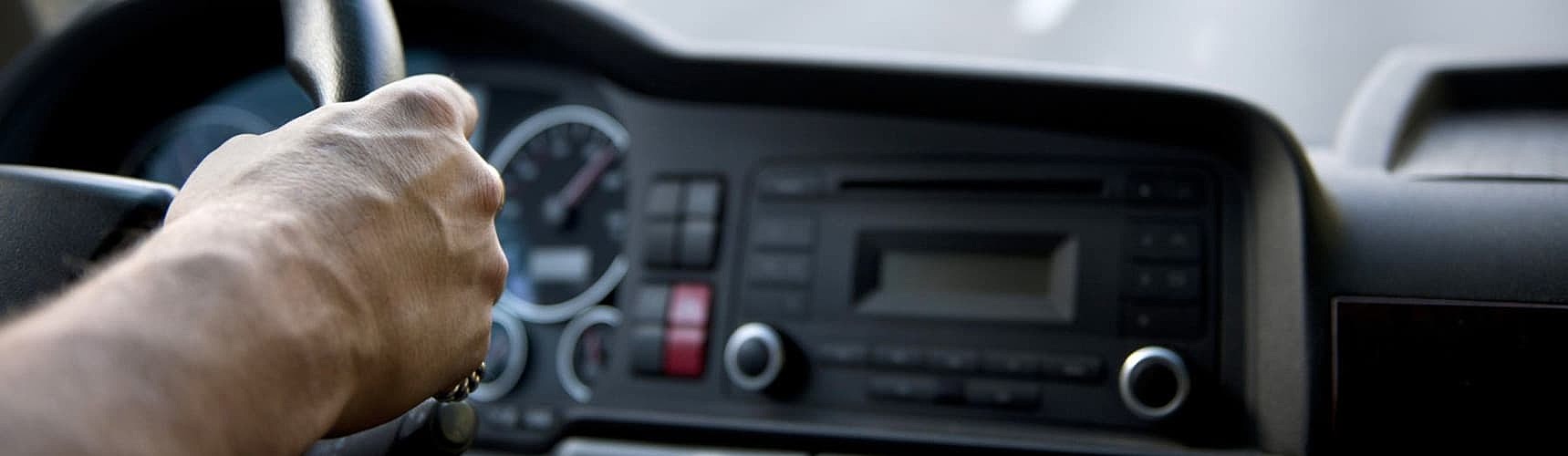 tipos de tacógrafo: painel de um veículo sendo guiado pelo motorista