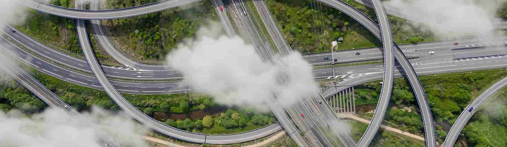 Logistica verde: vista aérea de rodovias interligadas entrepostas de áreas verdes
