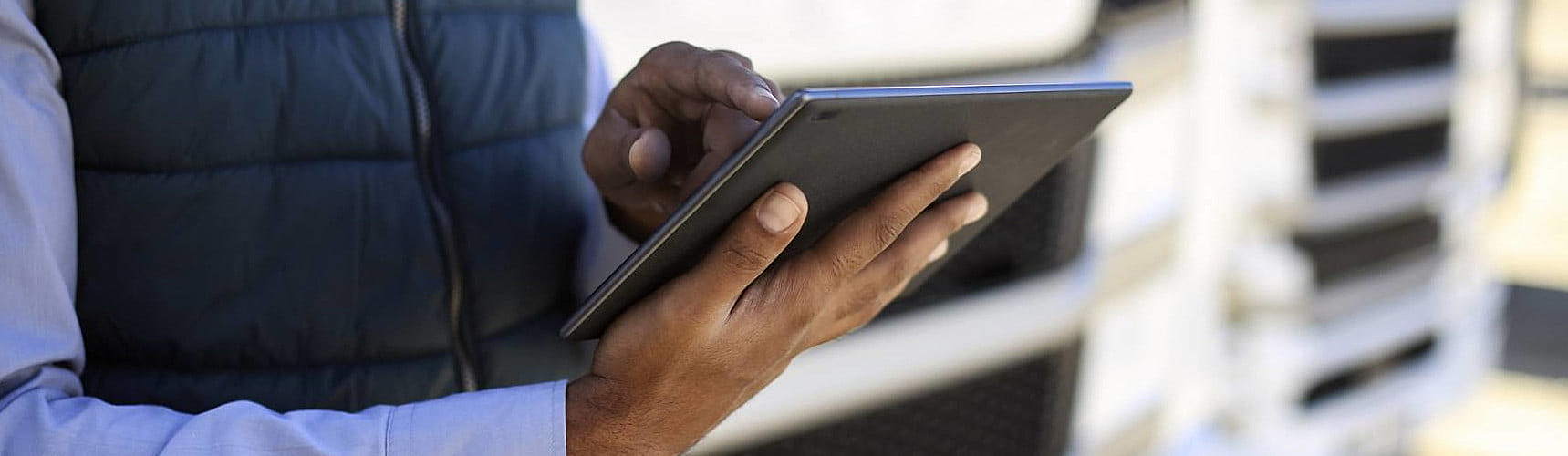 sistemas de gerenciamento de entregas: uma pessoa confere dados em um tablet