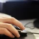 o que é sintegra: um pessoa pesquisa no computador no escritório
