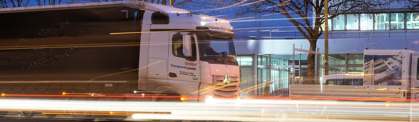 manifesto de carga: um caminhão circula para entrega