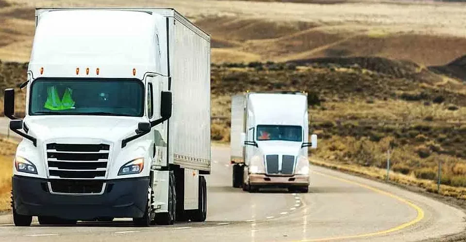Quando é obrigado emitir CTe : um caminhão circula numa rodovia