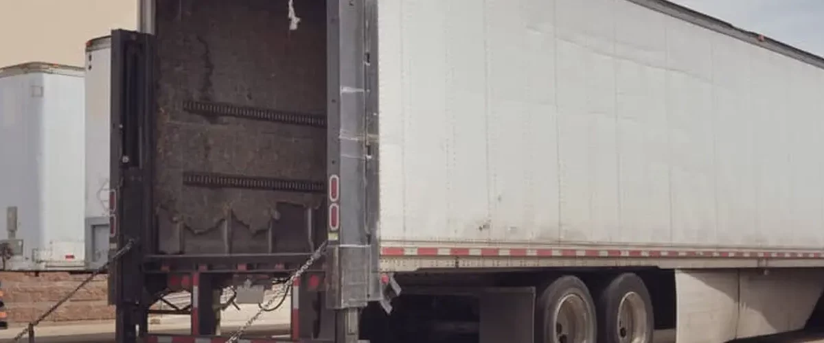 diferença entre cubagem, peso cubado e fator cubagem: imagem traseira de um caminhão pronto para ser carregado