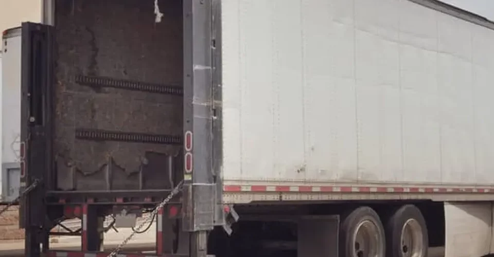 diferença entre cubagem, peso cubado e fator cubagem: imagem traseira de um caminhão pronto para ser carregado