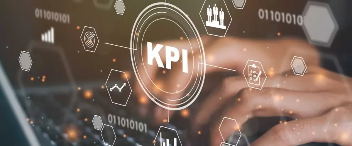 KPIs de logistica: uma pessoa digitando, em primeiro plano a sigla KPI