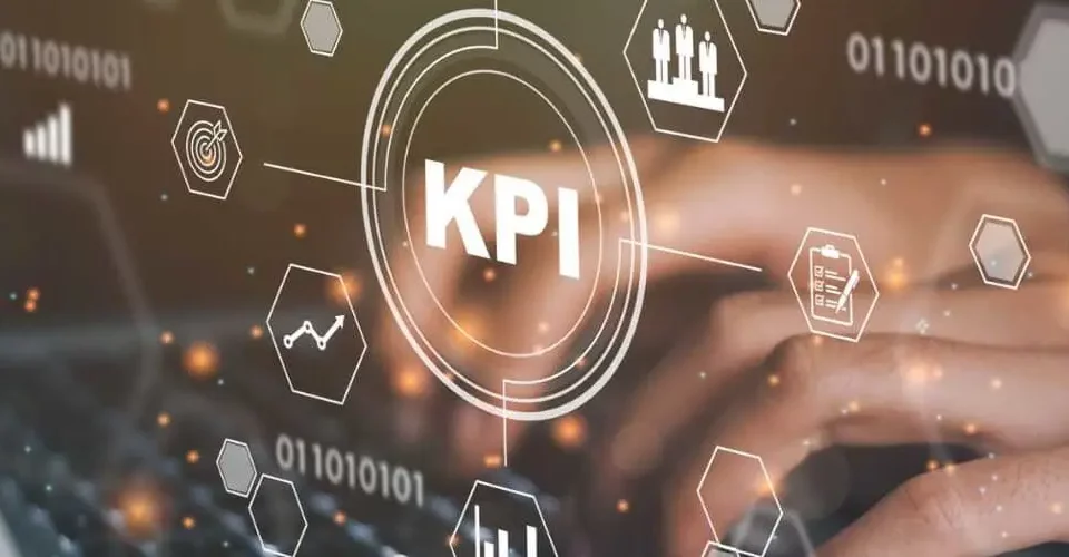 KPIs de logistica: uma pessoa digitando, em primeiro plano a sigla KPI