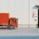 2PL: um caminhão parado em frente a um armazém