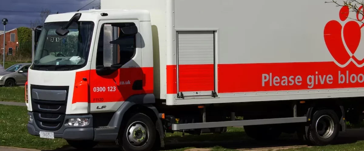 Tipos de caminhões: um caminhão furgão estacionado