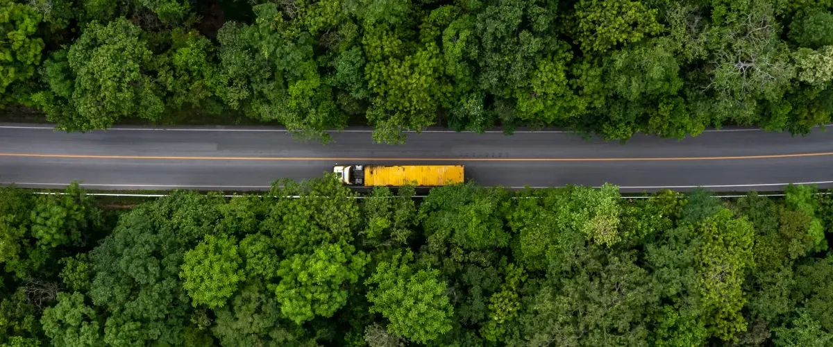 Segurança nas estradas: vista de cima de um caminhão em uma estrada em meio a floresta