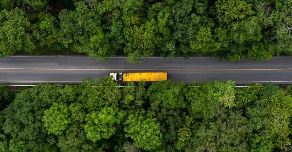 Segurança nas estradas: vista de cima de um caminhão em uma estrada em meio a floresta