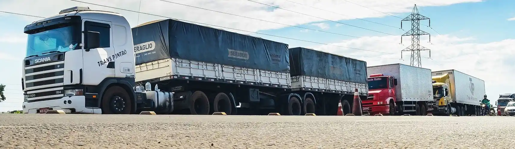 Multas por excesso de peso: imagem mostra caminhão carregado aguardando