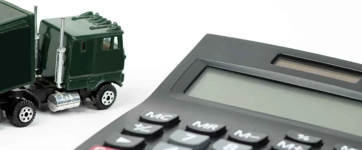 Tabela Fipe para caminhões: uma caminhão de brinquedo próximo a uma calculadora