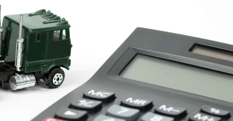 Tabela Fipe para caminhões: uma caminhão de brinquedo próximo a uma calculadora