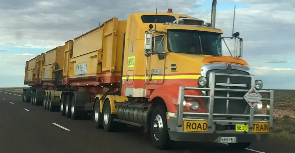 AET - Autorização especial de trânsito: a imagem mostra um caminhão rodo trem em uma estrada
