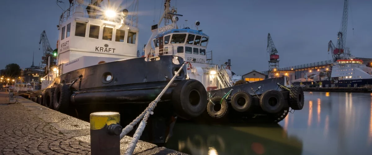 Transporte aquaviário: navios aportados no porto